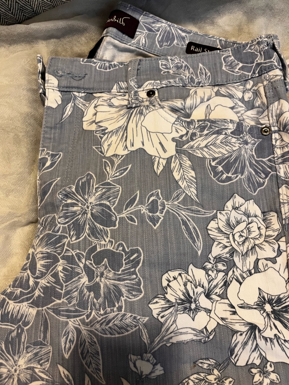 Gloria Vanderbilt Light Blue and White Floral Capri Pants - Picture 4 of 4